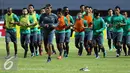 Pemain Timnas Indonesia berlari mengelilingi lapangan saat latihan jelang laga pertama semifinal Piala AFF 2016 di Stadion Pakansari, Bogor (2/12). Indonesia akan berlaga melawan Vietnam pada Sabtu (3/12). (Liputan6.com/Helmi Fithriansyah)