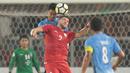 Duel Marko Simic dengan bek JDT, Aidil Zaufan pada laga grup H Piala AFC 2018 di Stadion Utama Gelora Bung Karno, Jakarta, Selasa (10/4/2018). Persija Jakarta menang 4-0.  (Bola.com/Nick Hanoatubun)