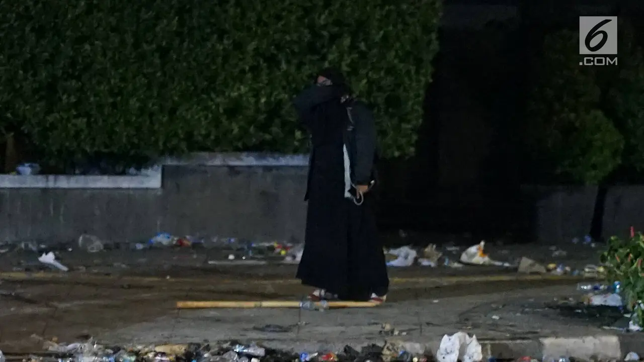 Bercadar Hitam, Perempuan Misterius Ini Berjalan ke Gedung Bawaslu
