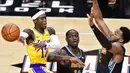 Pebasket Los Angeles Lakers, Dennis Schroder, mengoper bola saat melawan Memphis Grizzlies pada laga NBA, Rabu (6/1/2021). LA Lakers menang tipis 94-92 atas Grizzlies. (AP Photo/Brandon Dill)
