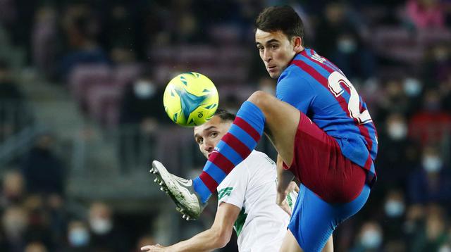 Barcelona berhasil meraih kemenangan dramatis atas Elche di jornada ke-18 La Liga musim 2021/2022. Hasil ini sekaligus mengakhiri tren negatif Barcelona usai gagal memenangi dua laga sebelumnya. (AP/Joan Monfort)