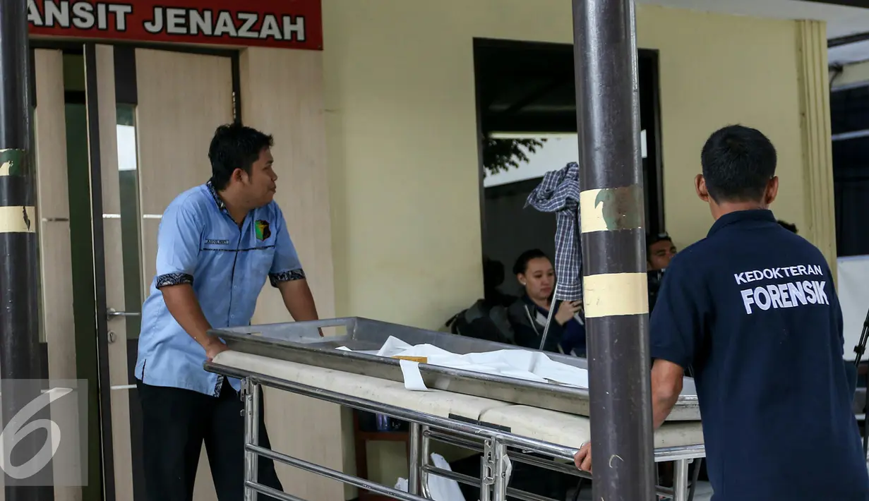 Petugas kedokteran forensik Polri melakukan persiapan jelang kedatangan jenazah korban heli TNI di RS Polri, Jakarta, Senin (21/3). 13 peti jenazah dipersiapkan untuk korban jatuhnya helikoter TNI di Poso. (Liputan6.com/Yoppy Renato)