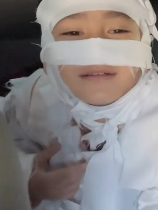 Selanjutya Rafathar yang juga ikut merayakan Halloween dengan lomba pesta kostum. Anak Raffi Ahmad dan Nagita Slavina ini terlihat mengenakan kostum sebagai mumi bahkan menjadi empat kostum terbaik. [@shela_lala96]