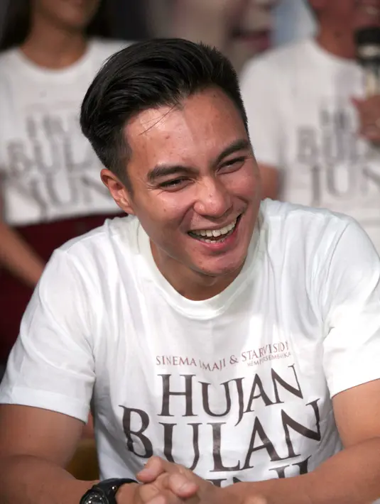 Ditemui usai press screening film Hujan di Bulan Juni, Selasa (24/10/2017) Baim Wong menjelaskan terkait kabar pesta hingga mabuk dan hubungannya dengan Vebby Palwinta. (Nurwahyunan/Bintang.com)
