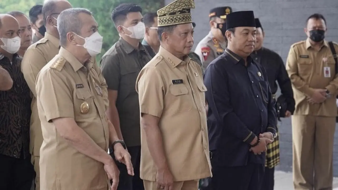 Menteri Dalam Negeri Tito Karnavian saat baru mendarat di Pekanbaru didampingi Gubernur Riau Syamsuar.