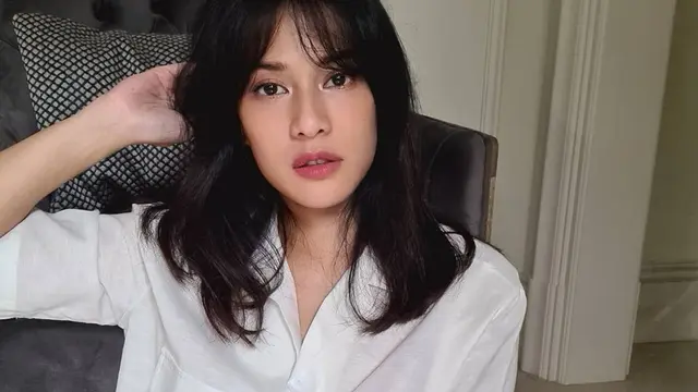 FOTO: Gaya OOTD Dian Sastrowardoyo dengan Busana Putih, Menawan