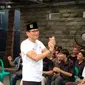 Sandiaga Uno memberikan pelatihan publik speaking kepada sejumlah generasi muda di Kecamatan Cipondoh, Kota Tangerang, pada Sabtu (16/12/2023). (Liputan6.com/Pramita Tristiawati)