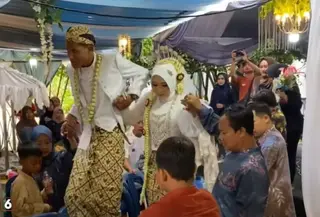 Banjir kepung resepsi pernikahan di Kudus. (SCTV)