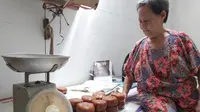 Ci Pikong alias Hayati (71), warga Kabupaten Purwakarta yang sampai saat ini masih konsistem memproduksi Kue Kerajang. Foto (Istimewa)