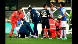  Bek Chievo Verona, Federico Mattiello menerima bantuan medis saat mengalami cedera pada kakinya pada laga serie A di Marcantonio Bentegodi, Verona, Italia (8/3/2015). Verona bermain imbang 0-0 dengan AS Roma.  (AFP PHOTO/Giuseppe Cacace)