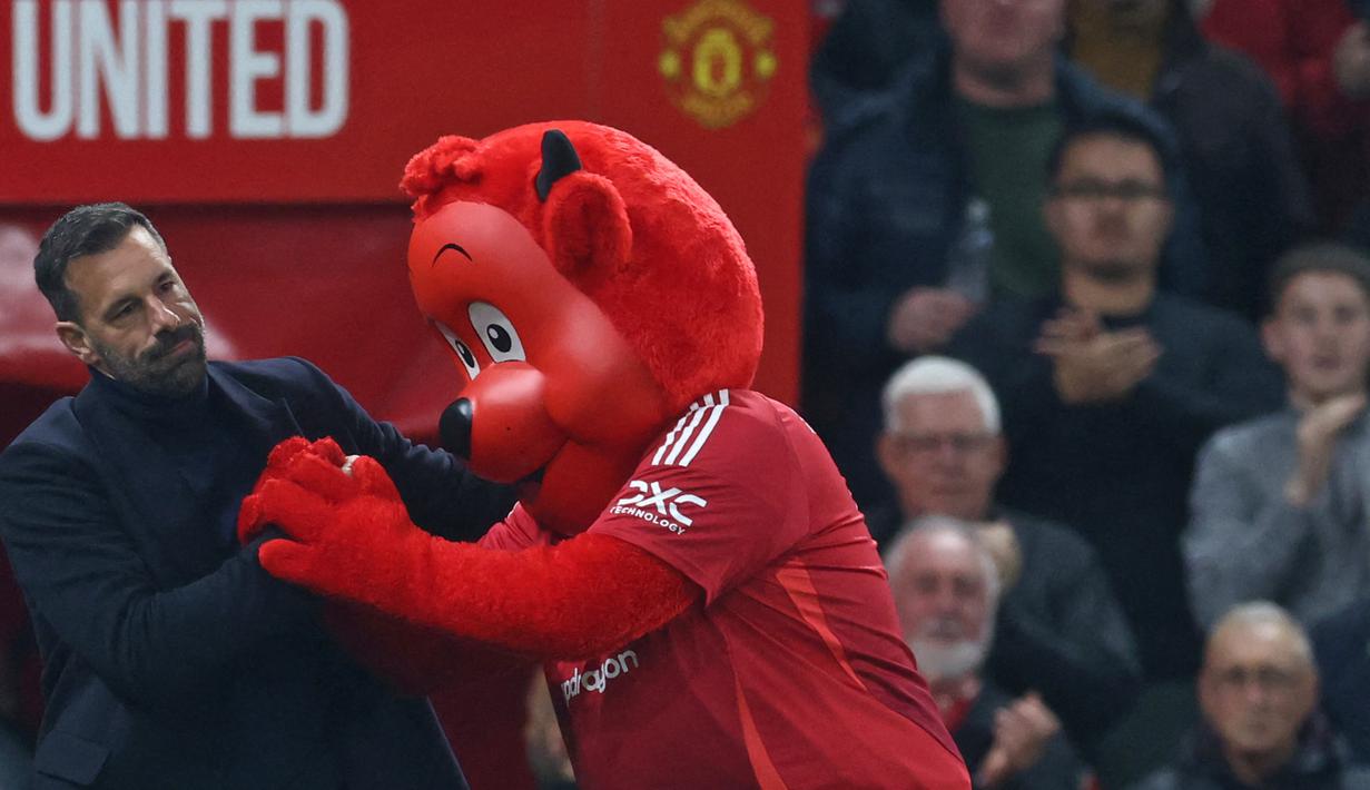 Usai debut gemilang, Van Nistelrooy mengungkapkan rencananya ke depan bila Amorim jadi dipercaya menjadi manajer MU. Van Nistelrooy siap bertahan menjadi pembantu Amorim bila memang masih dibutuh tenaganya. (AFP/Darren Staples)