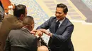 Persetujuan tersebut menjadi penutup proses uji kelayakan dan kepatutan di Komisi XI DPR, sekaligus mengisi posisi yang ditinggalkan Juda Agung sejak mengundurkan diri pada 13 Januari 2026. Tampak dalam foto, Deputi Gubernur Bank Indonesia (BI) terpilih, Thomas Djiwandono (kanan) menyalami anggota Dewan Perwakilan Rakyat (DPR) setelah Rapat Paripurna DPR RI Ke-12 Masa Persidangan III Tahun Sidang 2025–2026 di Kompleks Parlemen Republik Indonesia, Jakarta pada Selasa 27 Januari 2026. (Foto oleh AFP)