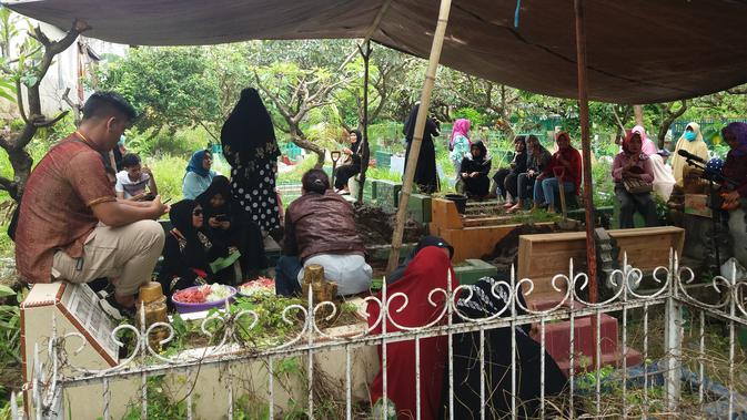 Suasana pemakaman istri Ustaz Maulana di Pekuburan Arab Kecamatan Bontoala, Makassar, Senin (21/1/2019). (Liputan6.com/Eka Hakim)