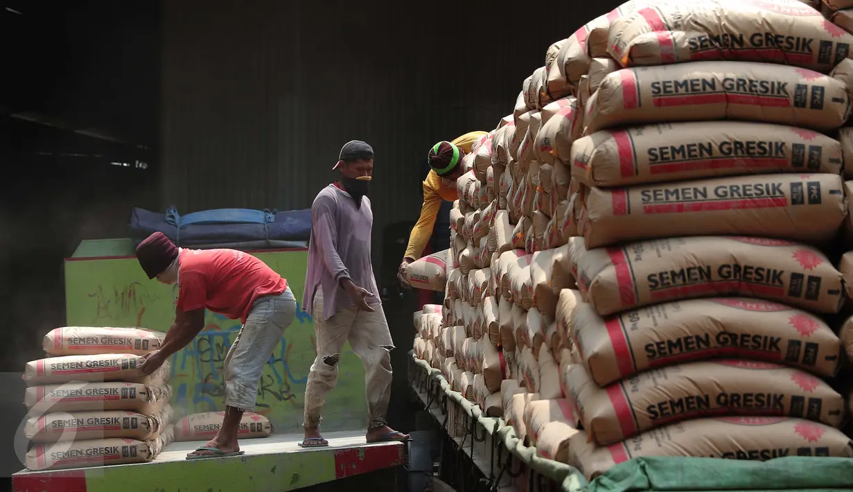 Pekerja tengah memindahkan ratusan karung semen di Jakarta, Rabu (27/1). Penjualan semen sepanjang 2015 mencapai 61,00 ton, naik 1,8% dibanding tahun sebelumnya 59,90 juta ton. (Liputan6.com/Angga Yuniar)
