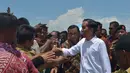 Presiden RI, Joko Widodo (Jokowi) menyalami warga usai peresmian Pelabuhan Wasior di Teluk Wondama, Papua Barat. (Biro Pers Presiden/Kris)