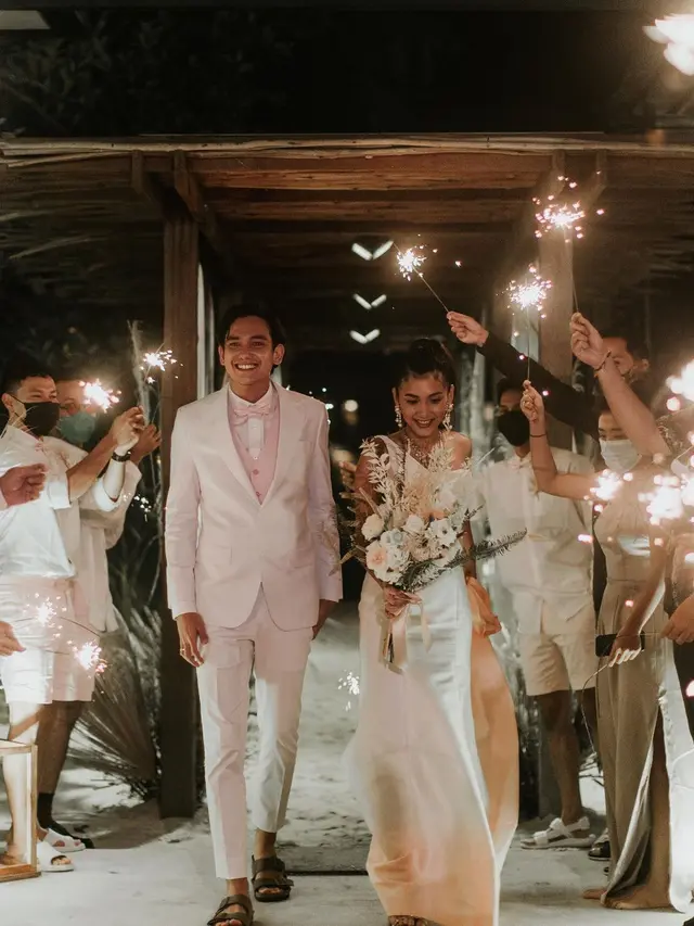 7 Momen Resepsi Adipati Dolken dan Canti Tachril, Romantis di Pinggir Pantai