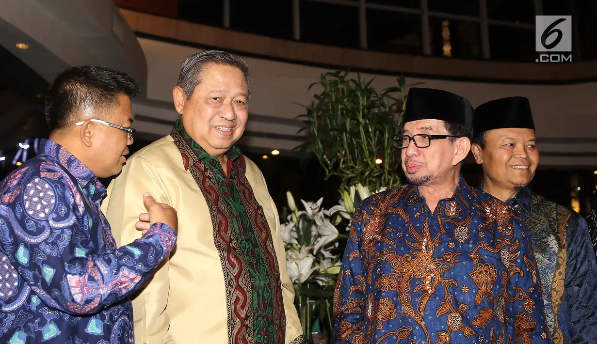 Ketum Partai Demokrat Susilo Bambang Yudhoyono berbincang dengan Presiden PKS Sohibul Iman dan Ketua Majelis Syuro PKS Salim Segaf Al-Jufri jelang pertemuan tertutup di Gran Melia, Jakarta, Senin (30/7). (Liputan6.com/Herman Zakharia)