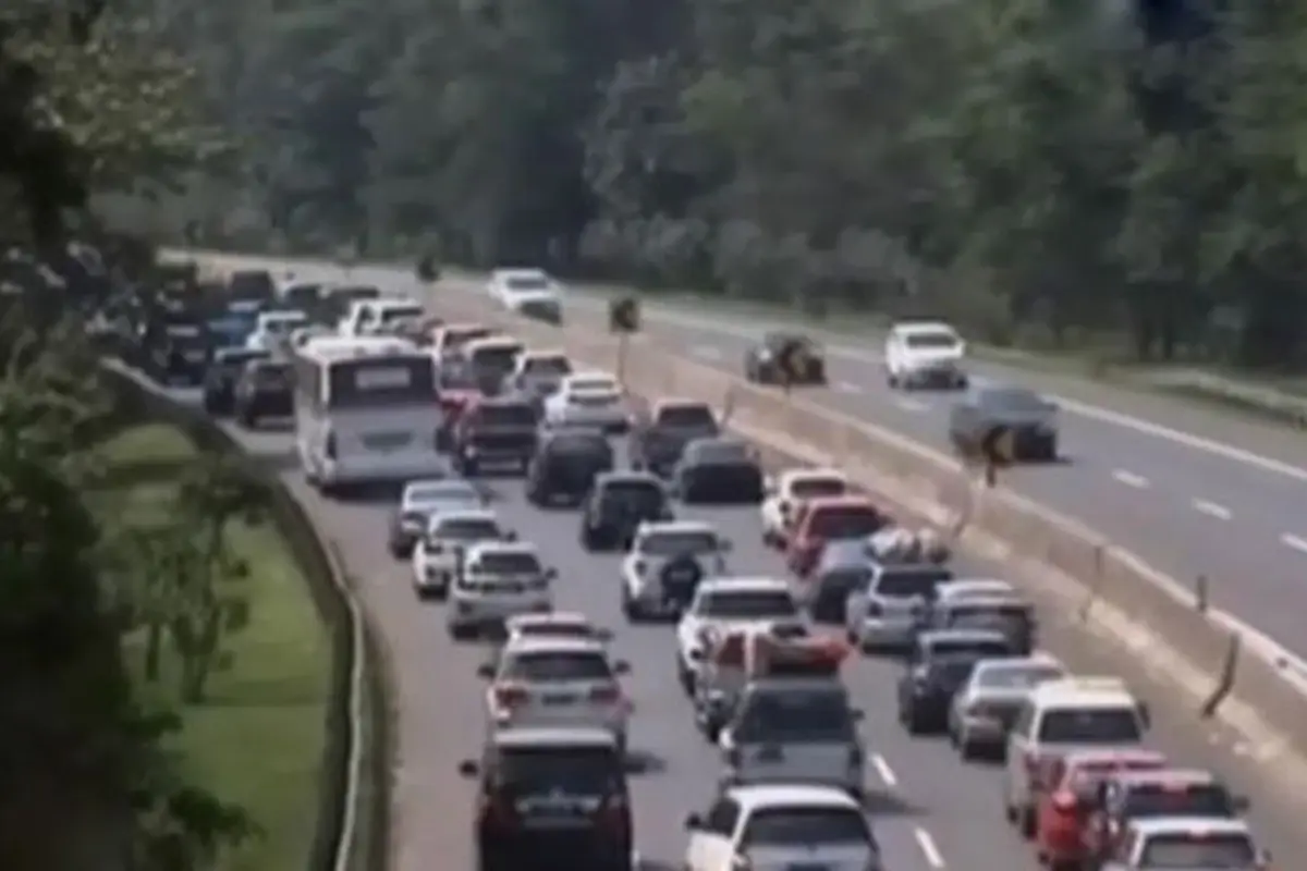 Kendaraan Arus Balik Mudik Mengalir Tak Henti di Tol Cipularang