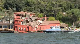 Kondisi gedung bersejarah yang rusak akibat kecelakaan kapal tanker di pantai Bosphorus, Istanbul, Turki (7/4). Sebuah kapal kargo yang melintasi Selat Bosphorus menabrak gedung bersejarah ini karena kesalahan teknis. (AFP Photo/Gurcan Ozturk)