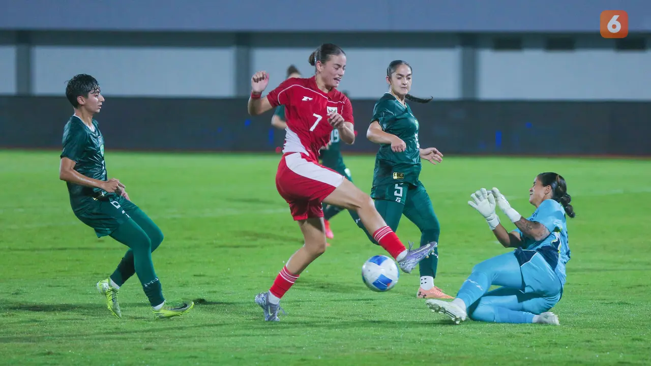 Foto: Momen Pemain Timnas Indonesia Putri Kewalahan Membongkar Benteng Kukuh Pakistan