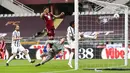 Pemain Torino, Antonio Sanabria, mencetak gol ke gawang Juventus pada laga Serie A di Stadion Olympic, Turin, Minggu (4/4/2021). Kedua tim bermain imbang 2-2. (Marco Alpozzi/LaPresse via AP)