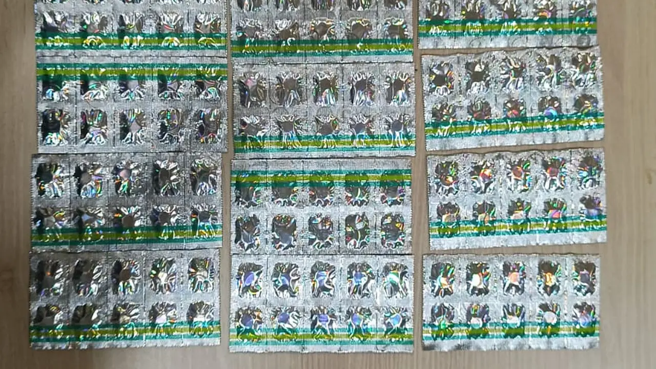 Barang bukti obat-obatan terlarang yang dijual oleh seorang wanita di salah satu toko kawasan Poris Plawad Utara, Kecamatan Cipondoh, Kota Tangerang.