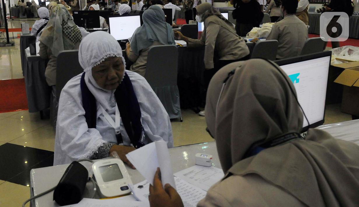 Setibanya di asrama, para jemaah langsung melakukan tes kesehatan baik itu tensi, kadar oksigen dan tes darah. (merdeka.com/Imam Buhori)