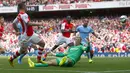 Gelandang Arsenal, Jack Wilshere (kiri), berhasil mengecoh penjaga gawang Manchester City, Joe Hart, dalam laga lanjutan Liga Primer Inggris di Stadion Emirates, London, (13/9/2014). (REUTERS/Eddie Keogh)