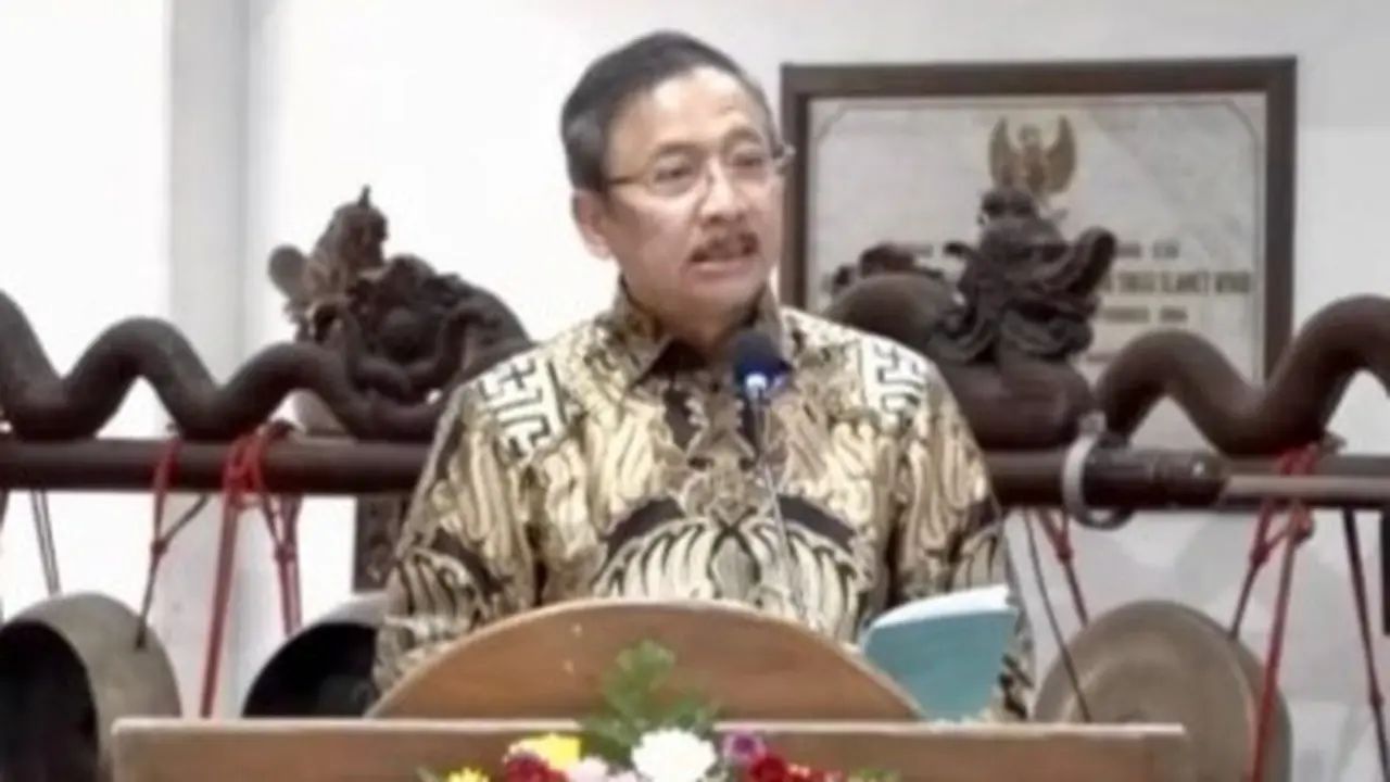 Ketua Mahkamah Konsitusi (MK) Suhartoyo saat menerima penghargaan "Bhakti Justisia" dari Universitas Slamet Riyadi (UNISRI) Surakarta pada puncak peringatan Dies Natalis ke-46 UNISRI.
