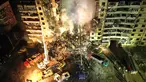 Petugas darurat membersihkan puing-puing setelah rudal Rusia menghantam apartemen di Kota Dnipro, Ukraina, 14 Januari 2023. Rusia meluncurkan gelombang serangan besar untuk memukul infrastruktur energi di Ukraina termasuk sebuah gedung apartemen sembilan lantai di Kota Dnipro yang menyebabkan 12 orang tewas. (AP Photo/Evgeniy Maloletka)