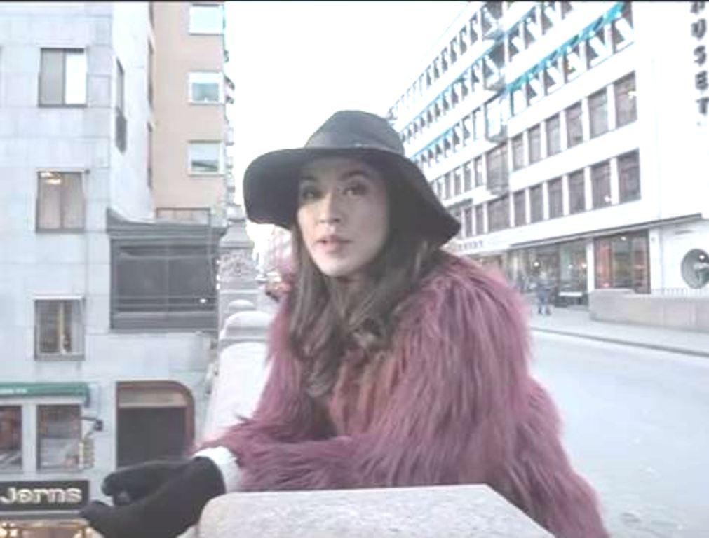 Raisa kenakan topi pantai saat videoklip bareng Isyana (Foto: Instagram)