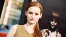 Aktris Madelaine Petsch berpose saat menghadiri pemutaran perdana 'Annabelle: Creation' di Hollywood, California (7/8). (AFP Photo/Valerie Macon)