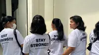 Sejumlah emak-emak turut memberikan dukungan kepada Shane Lukas Rotua Pangodian Lumbantoruan. Mereka hadir di PN Jaksel hari ini, Selasa (6/6/2023) (Liputan6.com/Ady Anugrahadi)