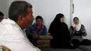 Omayma Al Hushan saat membicarakan perlawanan terhadap pernikahan di bawah umur dengan keluarga di rumahnya di kamp pengungsi Al Zaatari, Mafraq, Yordania (21/4).  (REUTERS / Muhammad Hamed)