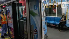 Penumpang berada di dalam kereta Mass Rapid Transit (MRT) di Stasiun Bundaran HI, Jakarta, Senin (17/2/2020). Menteri Perhubungan Budi Karya Sumadi mengatakan bahwa hanya 35 persen penduduk Jakarta yang intensif menggunakan transportasi umum. (Liputan6.com/Faizal Fanani)