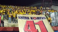 Suporter Bhayangkara Surabaya United, Bhara Mania, tak mau kalah dengan rekannya suporter PS TNI. (Bola.com/Fahrizal Arnas)