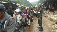 Proses evakuasi ribuan warga di Tembagapura yang terisolir oleh kelompok bersenjata. (Liputan6.com / Katharina Janur / Polda Papua)