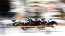 Para peserta saling memacu kudanya saat lomba kategori flat race selama pacuan kuda White Turf di danau beku, Saint Moritz, Swiss, 17 Februari 2019. Pacuan kuda ini diadakan pada Februari ketika danau St. Moritz masih beku. (STEFAN WERMUTH / AFP)