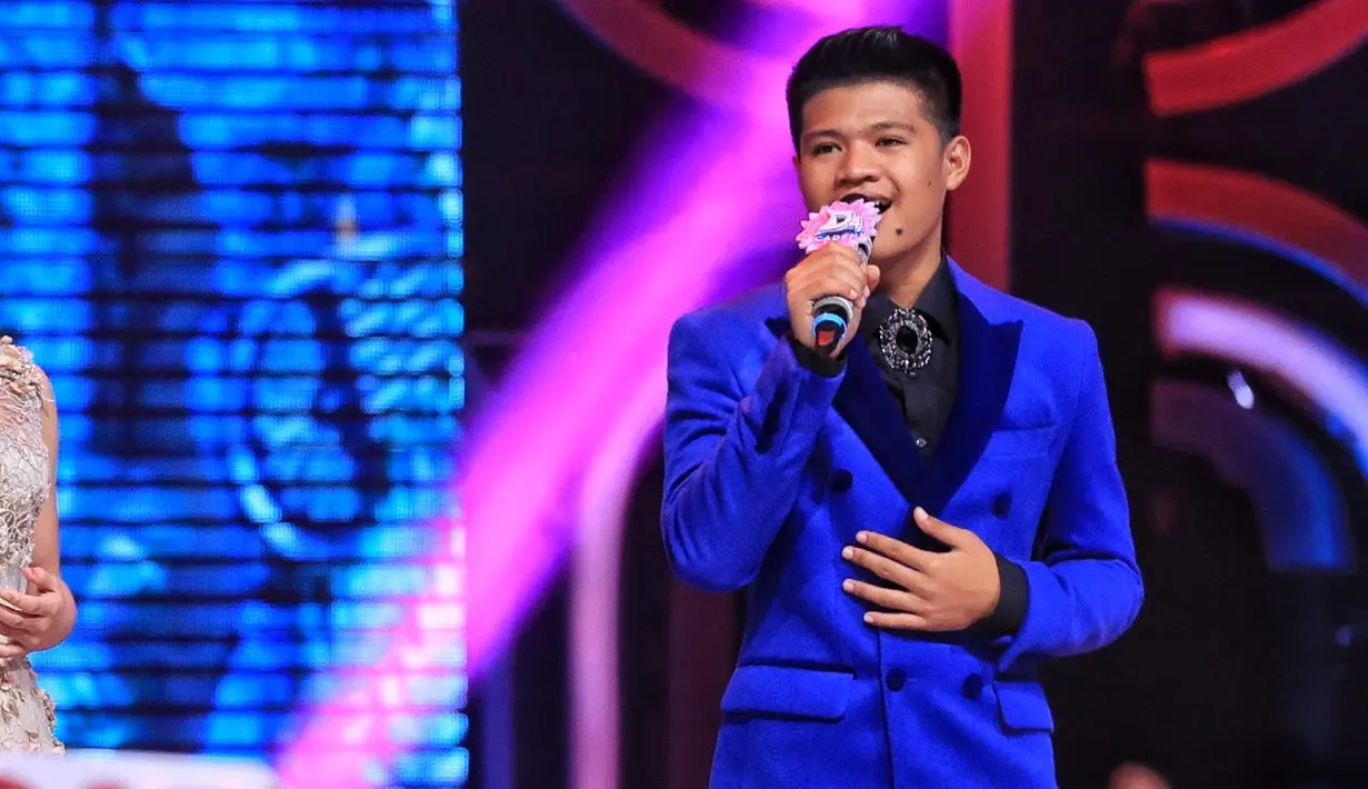 Meski sempat tersisih dari persaingan D'Academy 4, kontestan asal Bandung, Teguh berhasil menunjukkan kemampuan terbaiknya saat tampil menuju top 4. (Adrian Putra/Bintang.com)