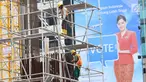 Pekerja tengah mengerjakan proyek transportasi di Jakarta, Jumat (1/12). BPS menyatakan bahwa hingga Agustus 2017, penyerapan tenaga kerja RI masih didominasi oleh penduduk bekerja yang berpendidikan rendah, dari SMP ke bawah. (Liputan6.com/Angga Yuniar)