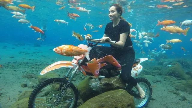 Pesona Shinta Bachir dengan Balutan Outfit Serba Hitam, Tampil Awet Muda