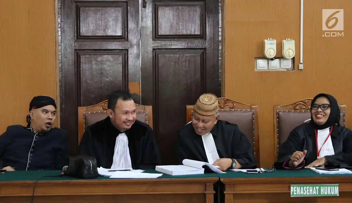 Terdakwa kasus ujaran kebencian, Ahmad Dhani bersama kuasa hukumnya saat menjalani sidang lanjutan di PN Jakarta Selatan, Senin (2/7). Sidang tersebut menghadirkan saksi dari jaksa dan saksi meringankan dari Ahmad Dhani. (Liputan6.com/Immanuel Antonius)