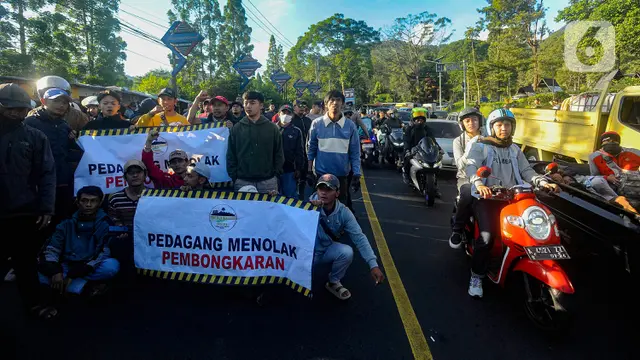 Massa PKL ricuh dengan Satpol PP di puncak