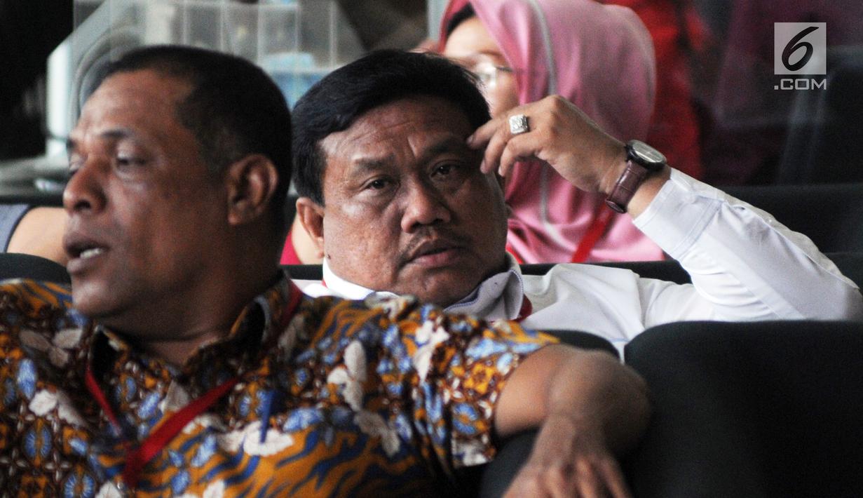 Bupati Labuhanbatu Utara Khairuddin Syah Sitorus menunggu di lobi untuk menjalani pemeriksaan oleh penyidik KPK, Jakarta, Senin (20/8). Khaerudin Sitorus diperiksa sebagai saksi untuk tersangka pejabat Kemenkeu Yaya Purnomo. (Merdeka.com/Dwi Narwoko)