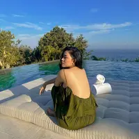 Hot Mom, Ini 6 Potret Rachel Vennya Saat Pamer Punggung dan Perut Rata. (Foto: instagram.com/rachelvennya)