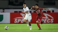 Derby Mataram antara PSIM Yogyakarta dan PSIS Semarang di Liga 2 2021 yang digelar di Stadion Manahan, Solo, Senin (15/11/2021). (Bola.com/Bagaskara Lazuardi)