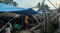 Warga RT01/02 Kampung Senen, Desa Nyalindung, Kecamatan Cugenang, Cianjur mendirikan tenda swadaya setelah gempa magnitudo 5,6 mengguncang wilayah tersebut. (Liputan6.com/Achmad Sudarno)