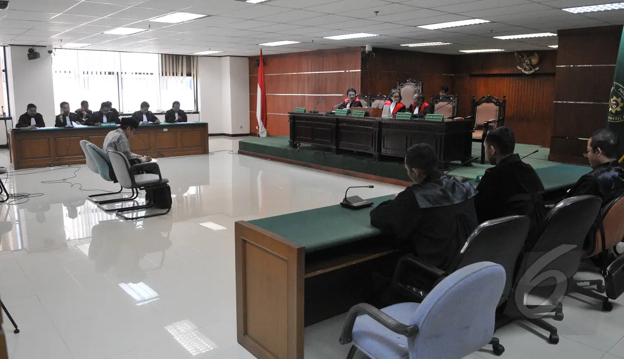 Waryono Karno saat mengikuti sidang di Pengadilan Tipikor, Jakarta, Senin (18/5/2015). JPU meminta majelis hakim menolak eksepsi mantan Sekretaris Jenderal Kementerian ESDM itu. (Liputan6.com/Herman Zakharia)