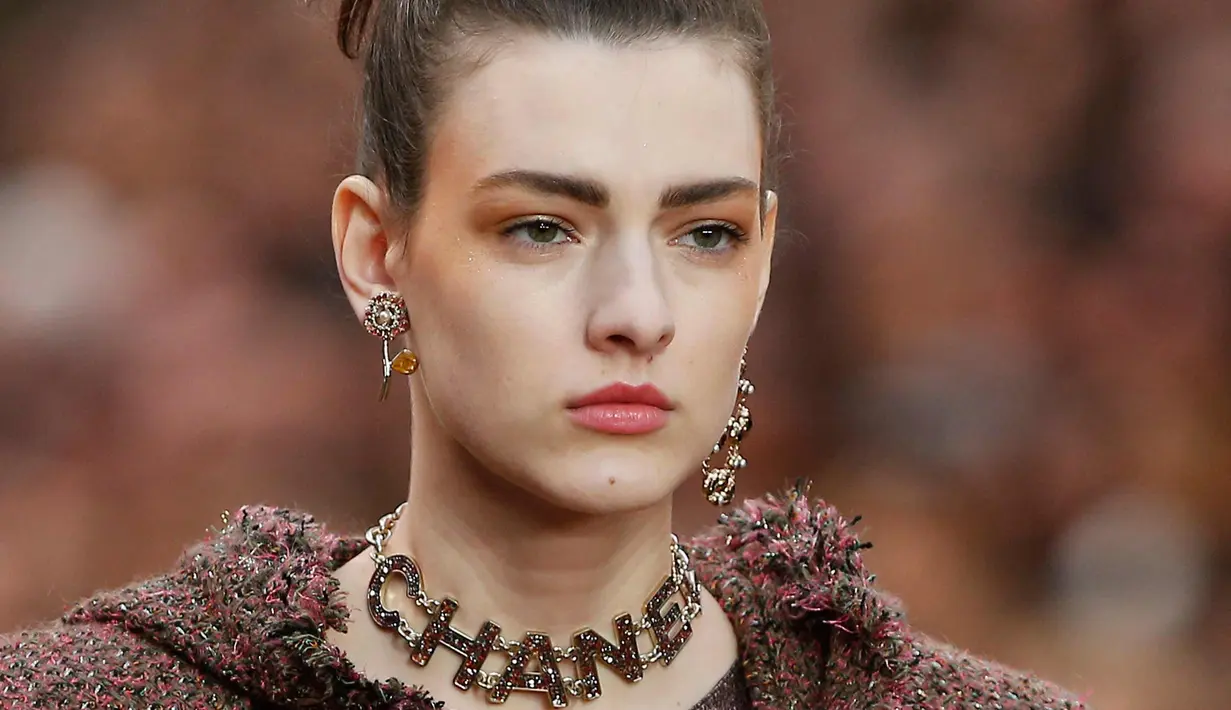 Model memperagakan busana kreasi Chanel untuk koleksi pakaian fall / winter 2018/2019 di Paris, Prancis (6/3). (AP Photo / Thibault Camus)