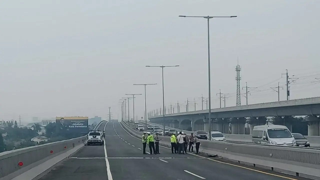 Kecelakaan beruntun melibatkan tujuh kendaraan terjadi di Tol Layang Sheikh Mohammed Bin Zayed (Tol MBZ) Tol Jakarta-Cikampek pada Sabtu 9 September 2023 diduga disebabkan oleh mobil yang dikendarai anggota TNI.